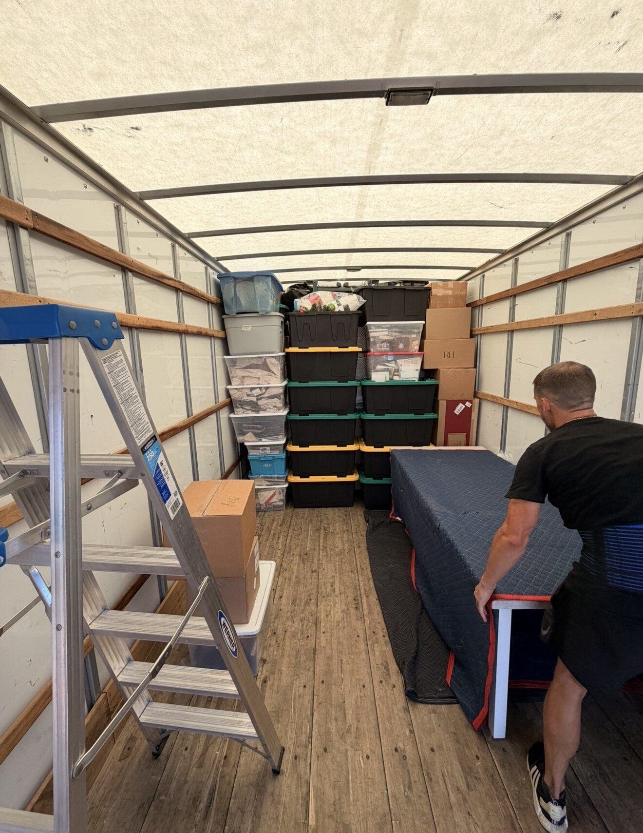 Fox & Dolly Moving & Logistics at work