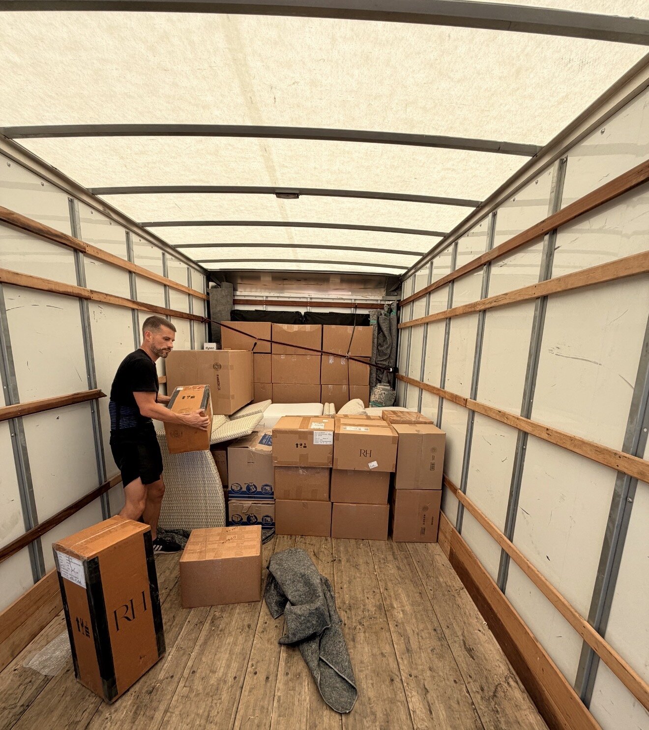 Fox & Dolly Moving & Logistics at work